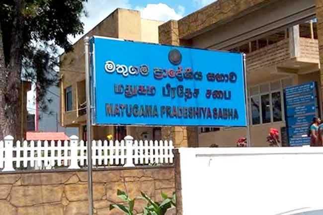 මතුගම ප්‍රා.ස සභාපති පොලීසියට භාරවෙයි