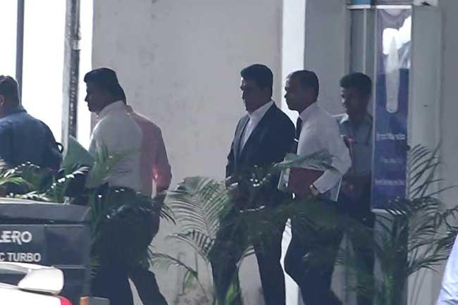 ජොන්ස්ටන් සහ බාල පුතු අධිකරණයට