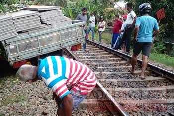 දුම්රිය මාර්ගයේ අනතුරක් - මුහුදුබඩ දුම්රිය ප්‍රමාදයක්
