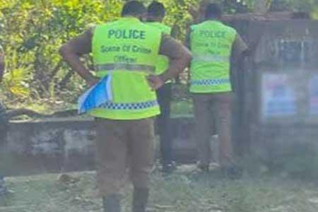කුලී කාමරයක රැඳීසිටි අයෙකුව පහරදී ඝාතනය කරයි