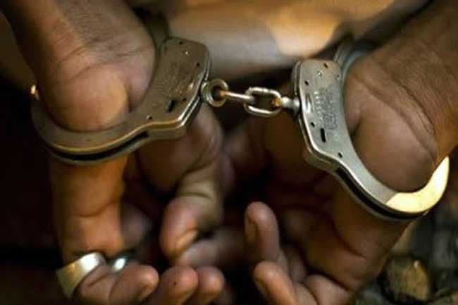 කාන්තාවකට පහර දුන් පුද්ගලයෙක් ගිනි අවියක් සමග අත්අඩංගුවට