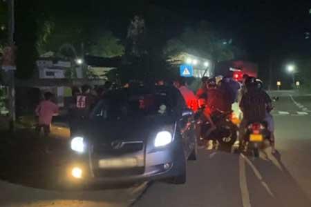 පොලිස් ටෝච් එකට බයවී අධික වේගයෙන් ගිය යතුරුපැදිය අතරමගදී පෙරළෙයි