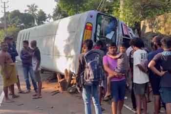 හල්දුම්මුල්ල ප්‍රදේශයේදී බස් රථයක් පෙරළෙයි - රියදුරු ජීවිතක්ෂයට