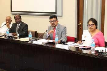 විදුහල්පතිවරුන්ගේ ස්ථාන මාරු ක්‍රියාත්මක කිරීම් ගැන සාකච්ඡා