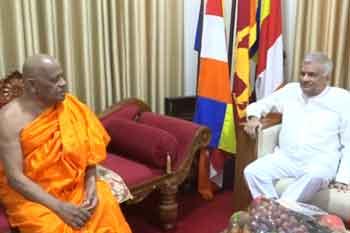 මල්වතු සහ අස්ගිරි මහා නාහිමිවරුන් බැහැදුටු හිටපු ජනපති රනිල්