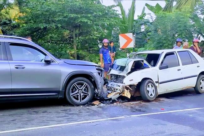මෝටර් රථ දෙකක් මුහුණට මුහුණ ගැටි 5ක් රෝහලට