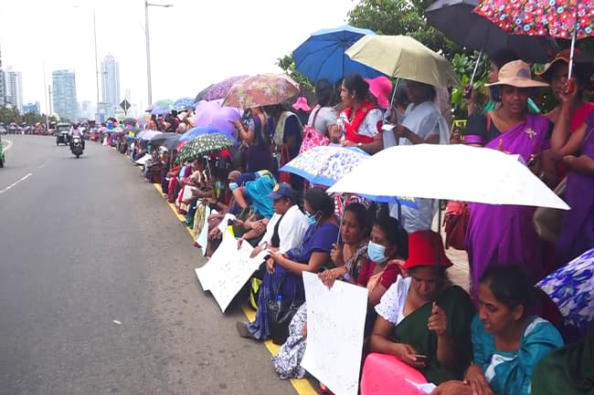 ඉල්ලීම්වලට ප්‍රතිචාර නොදැක්වීමට එරෙහිව ගුරු සංවර්ධන නිලධාරීන් විරෝධතාවක