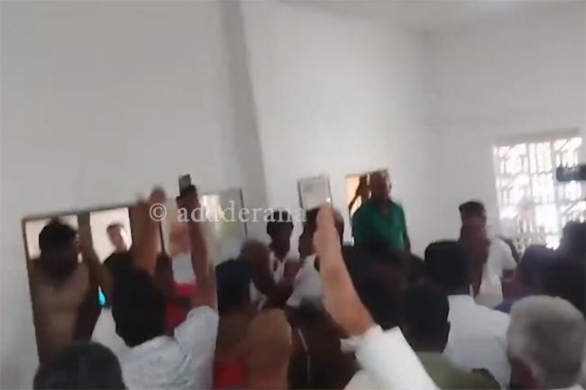 සජිත් පැමිණි රැස්වීමක කලබලයක්