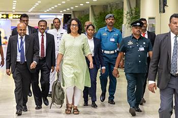 අග්‍රාමාත්‍යවරිය පිලිපීනය බලා පිටව යයි
