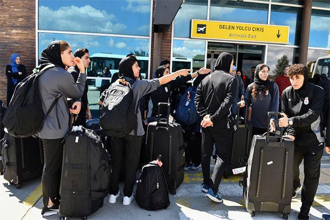 ඔස්ට්‍රේලියාවෙන් රැකවරණ පැතූ ඉරාන පාපන්දු ක්‍රීඩිකාවන් පස්දෙනෙක් යළි ඉරානයට