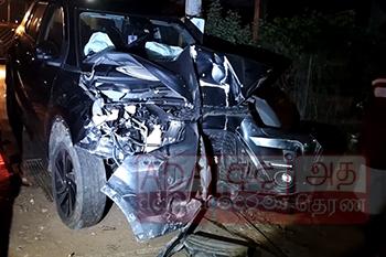 මාලිමා මන්ත්‍රී පැදවූ මෝටර් රථය තාප්පයක ගැටෙයි