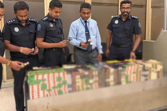 විදෙස් දුම්වැටි සමඟ චීන ජාතිකයෙකු අත්අඩංගුවට