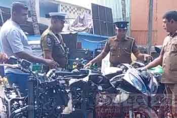 නීති විරෝධීව මෙරටට ගෙන්වූ රුපියල් කෝටි 02ක් පමණ වටින යතුරුපැදි සමඟ ගරාජ් හිමියෙකු අත්අඩංගුවට