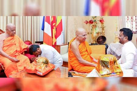 ජනපති අස්ගිරි - මල්වතු මහා නාහිමිවරුන් බැහැදැක අලුත් අවුරුද්දට ආශිර්වාද ලබාගනී