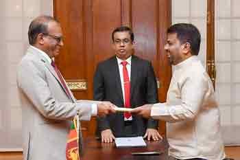 අනුර කරුණාතිලක බලශක්ති අමාත්‍ය ධුරයේ දිවුරුම් දෙයි
