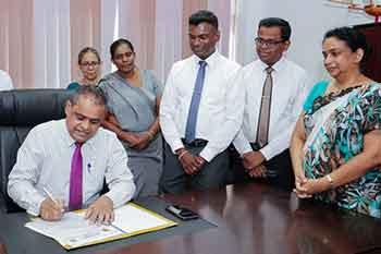 ජාතික අධ්‍යාපන ආයතනයේ නව අධ්‍යක්ෂ ජනරාල් වැඩ භාරගනියි