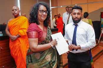 පිරිවෙන් අධ්‍යාපනය හරහා සමාජයට නායකත්වය දිය හැකි පිරිසක් නිර්මාණය කළ යුතු බව අගමැතිනිය කියයි