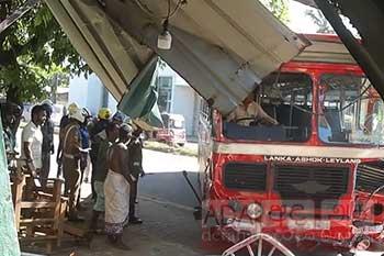 බස් රියදුරුට ඇති වූ හදිසි අසනීප තත්ත්වයක් හේතුවෙන් ගාලු පාරේ අනතුරක්