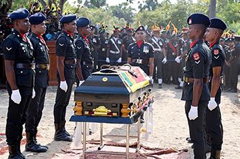 දුම්රිය අනතුරකින් මියගිය යුද්ධ හමුදා සෙබළාට පූර්ණ යුද්ධ හමුදා ගෞරව