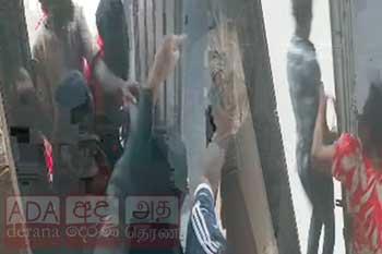 වෙළෙඳ සැලට පැන්න කාන්තා කොල්ල කල්ලිය -CCTV සහිතයි