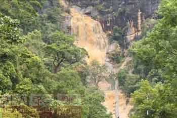 අධික වර්ෂාපතනය සමග රාවණා ඇල්ලේ විශාල ජල පහරක් කඩා වැටේ.