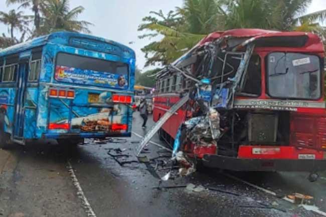 පාසල් ළමුන් ප්‍රවාහනය කළ බස් රථයක් හා ලංගමයක් බිහිසුණු අනතුරක