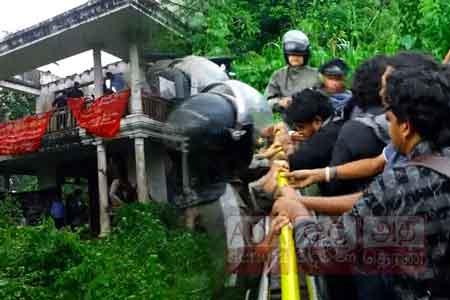 බැසිල්ගේ බව කියූ මල්වානේ නිවස අන්තරේ වටලයි