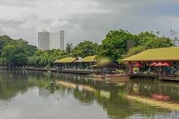 කොළඹ පාවෙන වෙළඳ සංකීර්ණය අපායක්වී ඇති බව එරංග කියයි
