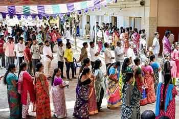 තමිල්නාඩු මැතිවරණයේ දී විදේශිකයොත් ඡන්දය ප්‍රකාශ කරලා