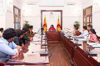 අගමැතිනිය විශ්වවිද්‍යාල සිසුන්ට දුන් පොරොන්දුව