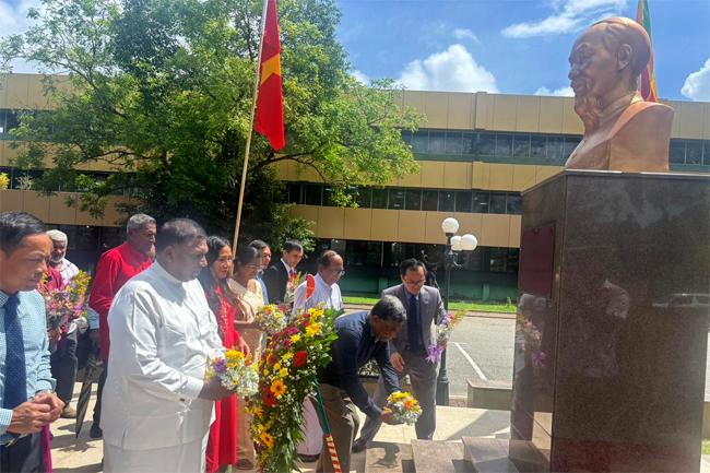 වියට්නාම් ජනරජයේ නිර්මාතෘවරයාගේ 136වන ජන්ම සැමරුම අදයි