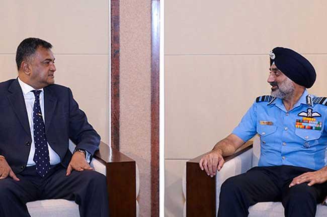 ඉන්දීය ගුවන් හමුදා ප්‍රධානී, ආරක්ෂක ලේකම් හමුවෙයි