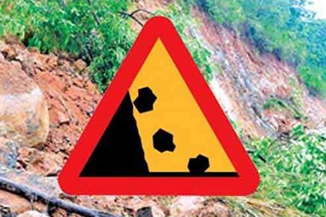 දිස්ත්‍රික්ක 3කට නායයාමේ අනතුරු ඇඟවීම් නිකුත් කෙරේ