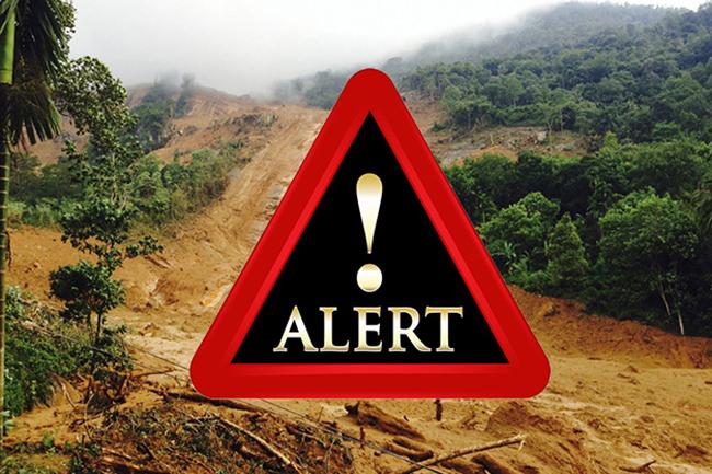 දිස්ත්‍රික්ක දෙකකට නායයෑම් රතු නිවේදන