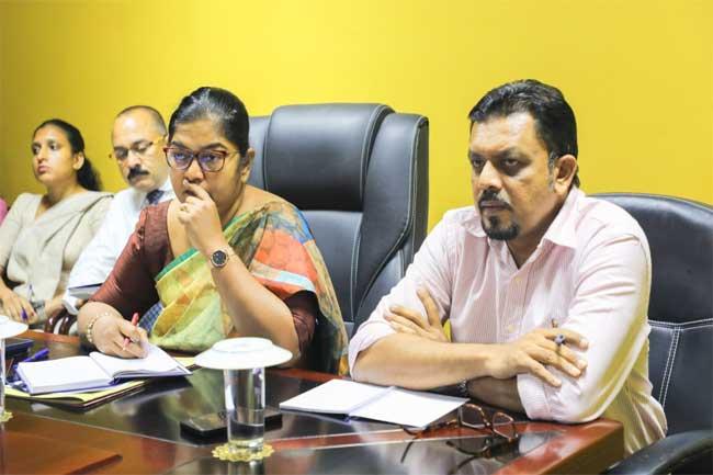 ළමා ආරක්ෂක අධිකාරියේ නිලධාරින් සහ අමාත්‍යවරිය අතර සාකච්ඡාවක්
