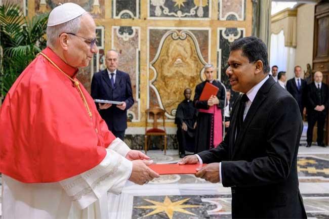 ශ්‍රී ලංකාවේ නව වතිකානු තානාපතිවරයා ශුද්ධෝත්තම පාප් වහන්සේ වෙත අක්තපත්‍ර පිළිගන්වයි