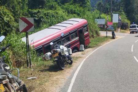බස් රථයක් පෙරළී 26කට තුවාල