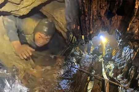 ලාඕසයේ අඩි 1000ක් ගැඹුරු ගුහාවේ සිරවූවන්ගෙන් එක් අයෙකු බේරා ගැනේ