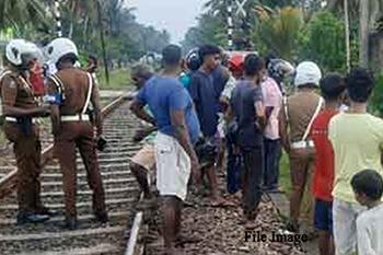 දුම්රියේ ගැටී කාන්තාවක් මරුට