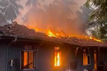 සෙනෙහසේ කැදැල්ලේ ඇති වූ ගින්නෙන් මිය ගිය හයකගේ මරණ පරීක්ෂණ ප්‍රමාදයි