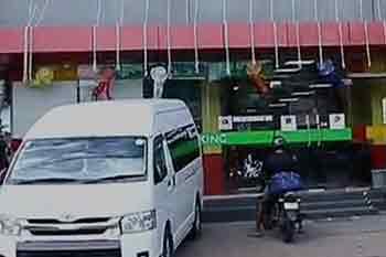 හොරණ බැංකු කොල්ලයට කොටුවූ කළමනාකරු බැංකු පරිශ්‍රයට රැගෙන එයි