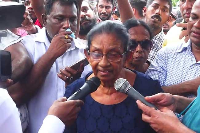 සලේ තවදුරටත් රෝහලේ - කොටුවේ සත්‍යග්‍රහයට සලේගේ මවත් එක්වෙයි