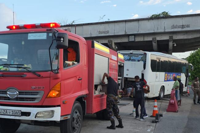 අධිවේගයේ පින්නදූවෙන් පිටවෙන්න ගිය බස්රථය කණුවක ගැටි 10ක් රෝහලේ
