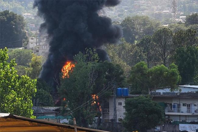පකිස්තාන හමුදා හෙලිකොප්ටර් යානයක් කඩා වැටෙයි