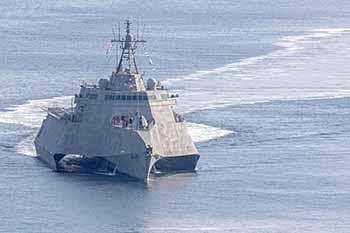 අමෙරිකානු නාවික හමුදාවේ USS කැන්බරා නෞකාව කොළඹට