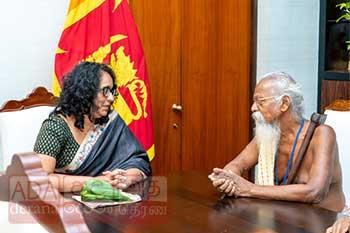 අගමැතිනිය සහ ආදිවාසී නායකයා අතර හමුවක්