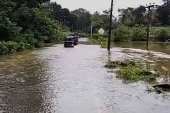 කුඩා ගඟ අවට සුළු ගංවතුර තත්ත්වයක්
