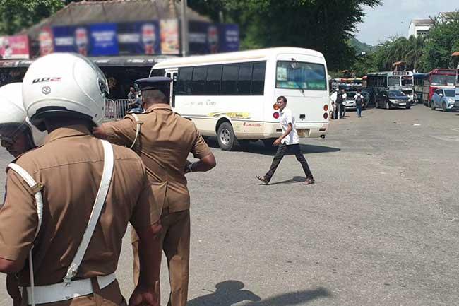 මහනුවර උමං මගින් නොගිය මගීන්ට වැඩවරදී