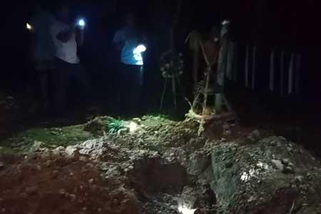 තරුණයින් දෙදෙනෙකු මිහිදන් කළ වළ හාරා තොවිලයක් නැටූ පිරිස සොයා විමර්ශන