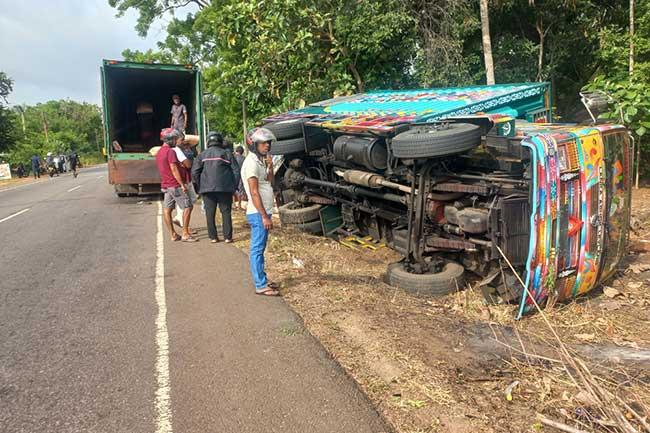 A 9 මාර්ගයේ මාරක අනතුරක් - දෙදෙනකුට දිවි අහිමි වෙයි